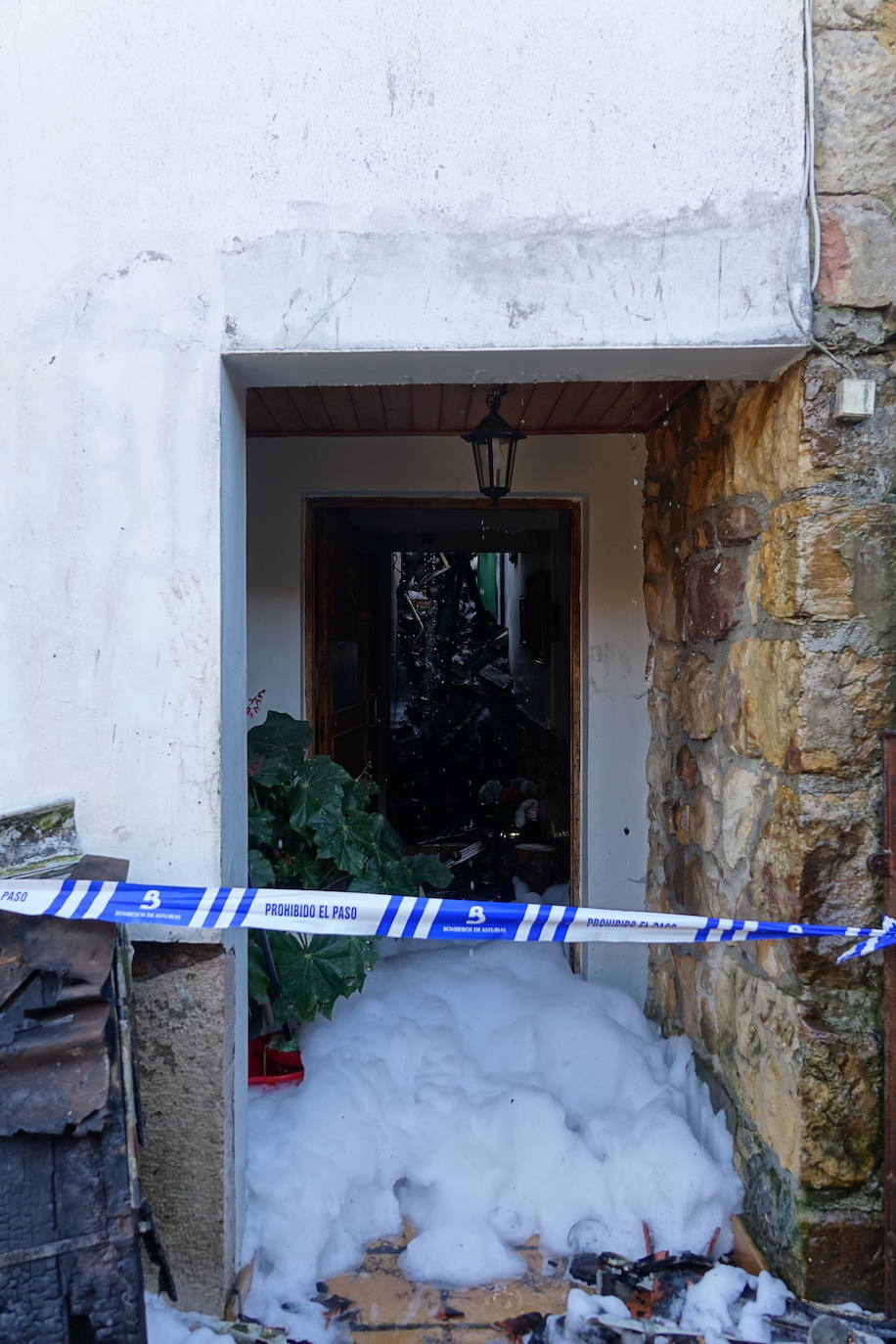 Fotos Un incendio destruye una casa en Cangas de Onís El Comercio